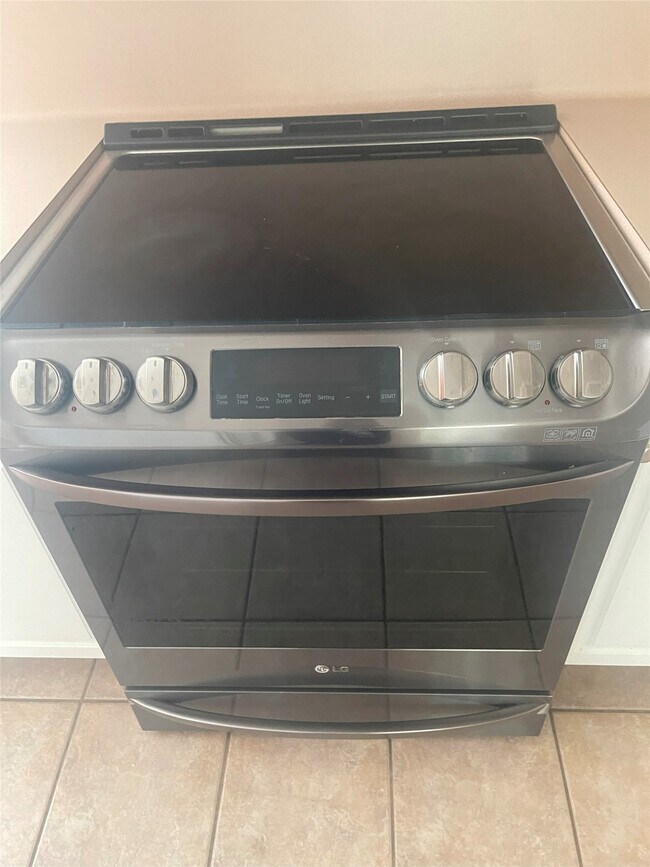 Building Photo - 5815 Vinemont Ln