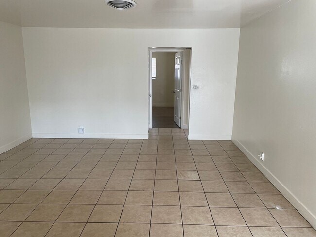 Building Photo - 1414 W Vassar Ave