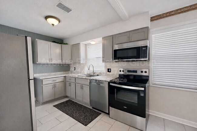 Building Photo - 449 Crest Ave