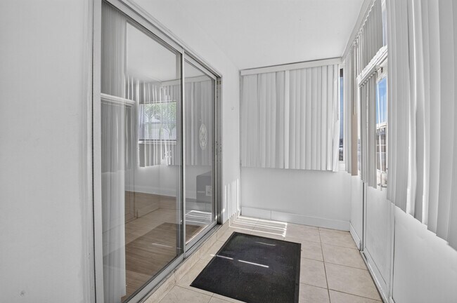 Building Photo - 449 Monaco J