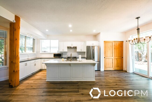 Building Photo - 1034 Lincoln Ln