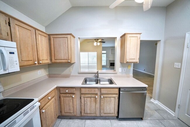 Building Photo - Beautiful Home in the desirable Shavano Ga...