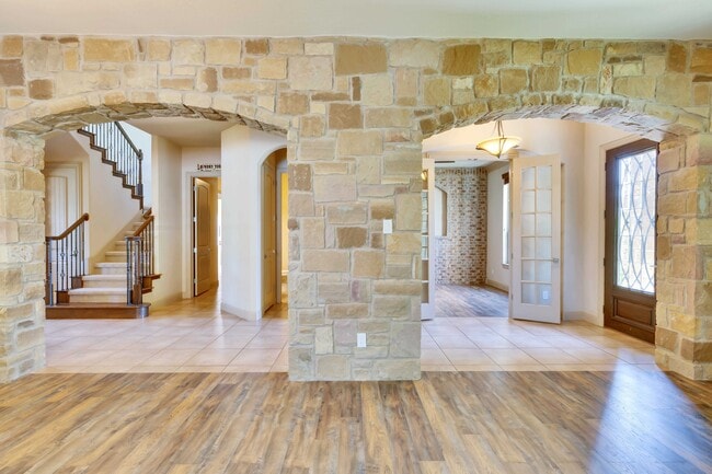Building Photo - 2500 Speidel Dr