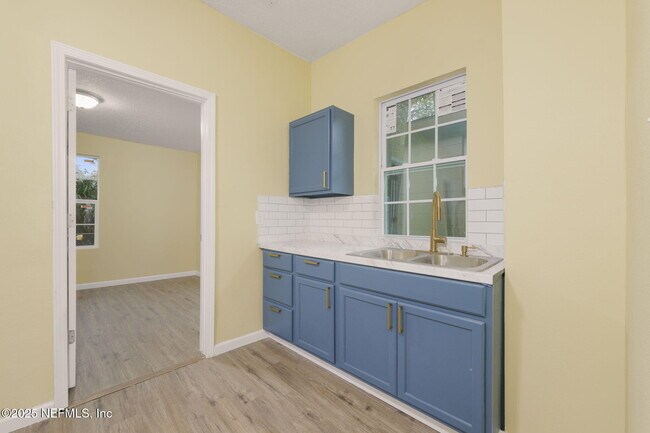 Building Photo - 1443 W 22nd St