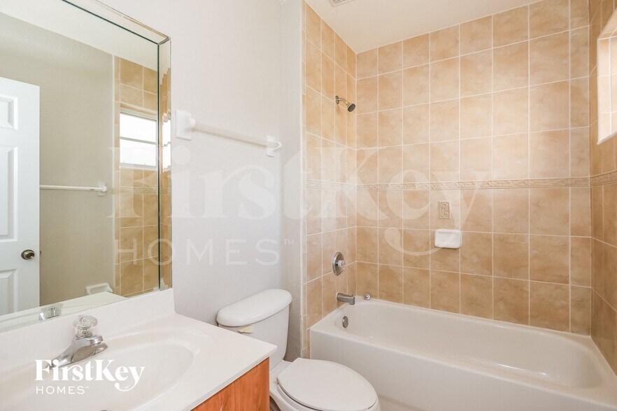 Building Photo - 664 SW 7th Terrace