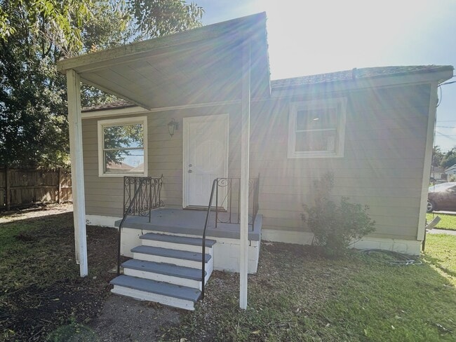 Building Photo - 2501 Delille St