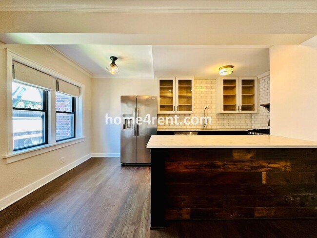 Building Photo - Luxury Condo Living Near the Country Club Plaza!