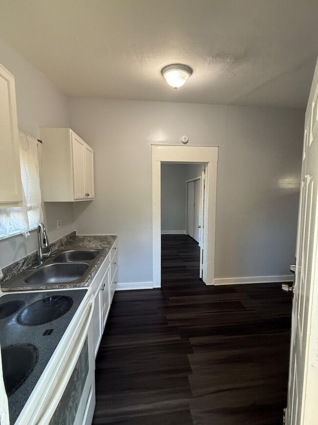 Building Photo - 1347 W 5th St