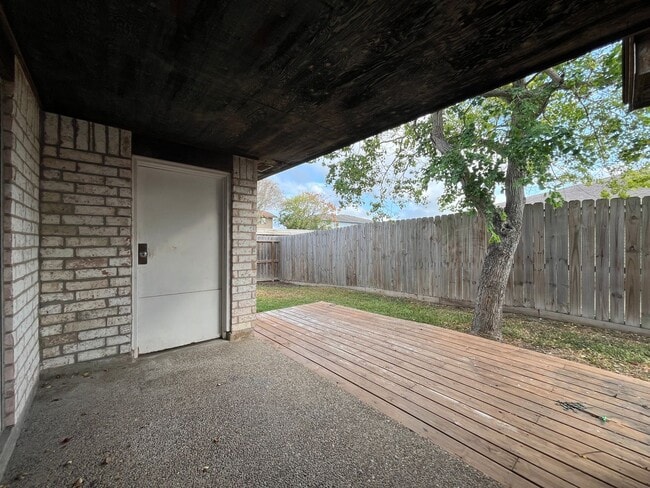 Building Photo - ONE STORY SOUTH SIDE DUPLEX!