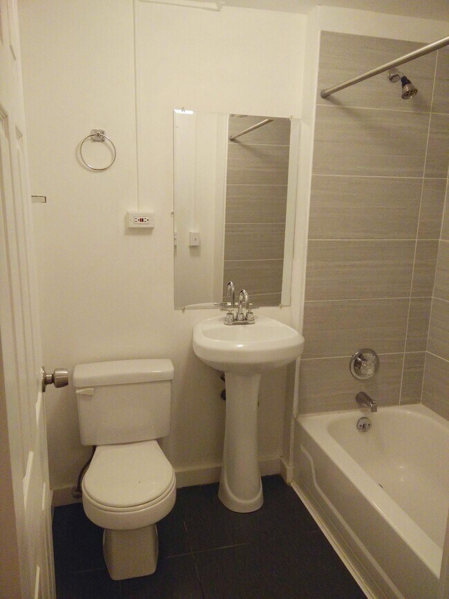 Building Photo - Stratford on 4th