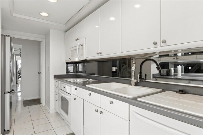 Building Photo - 155 N Harbor Dr