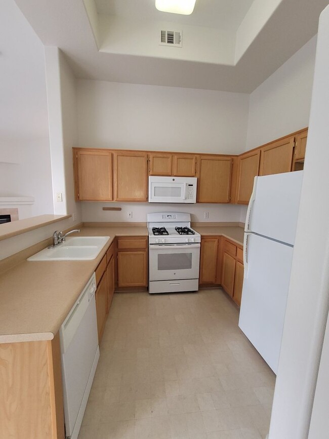 Building Photo - Gorgeous Henderson Condo with garage!