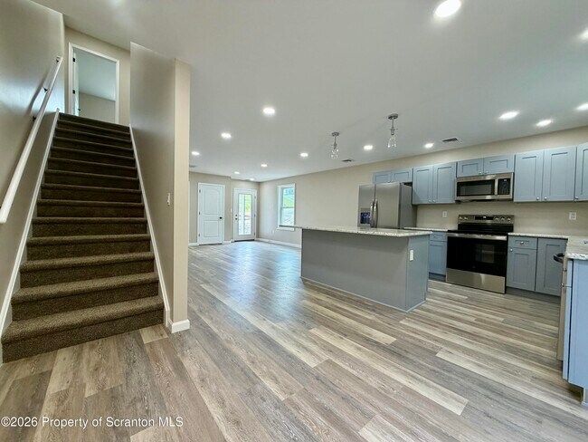 Building Photo - 1068 Lakeland Dr