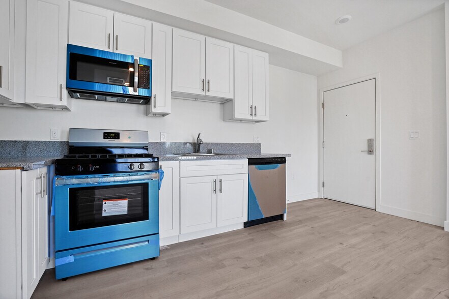 Primary Photo - 8802 Van Nuys Blvd