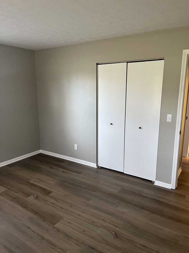 Building Photo - Green Acres - 4943-4959