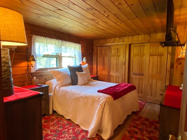 Bedroom - 1931 Middlebrook Rd