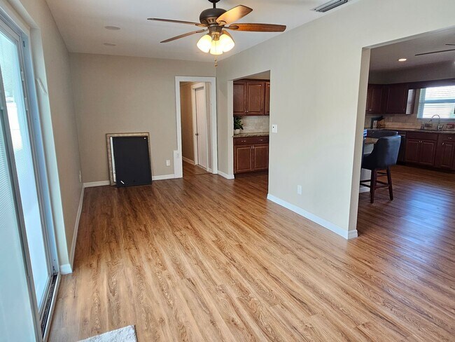 Building Photo - Annual Unfurnished 2 Bedroom 2 Bathroom Single Family Home in South Venice!