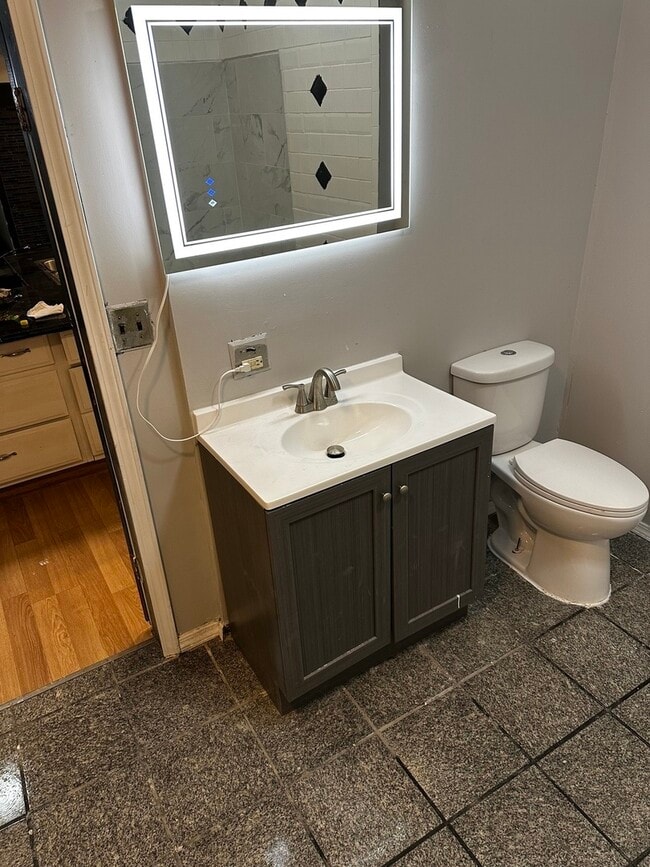 Building Photo - 435 S Poplar Ave