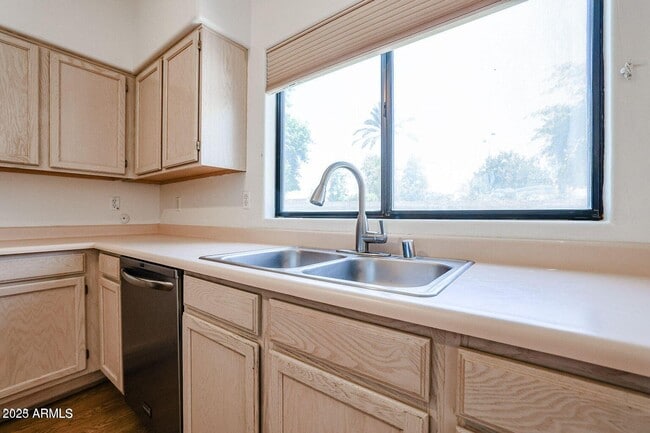 Building Photo - 1815 E Dava Dr