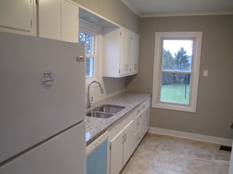 Updated Kitchen - 89 Burrstone Rd