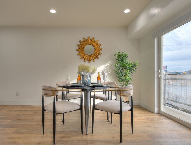 Building Photo - 11726 Hamlin St