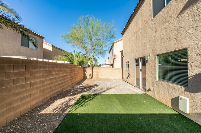 Building Photo - Upgraded spacious 4bedroom home near Mountains Edge!