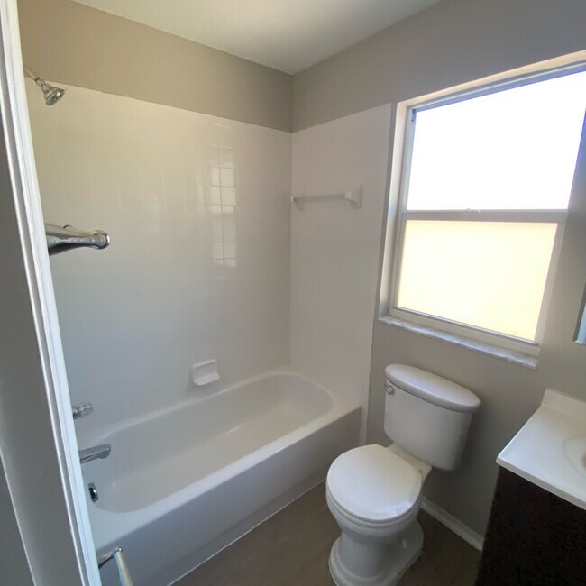 Building Photo - 774 Burlwood St