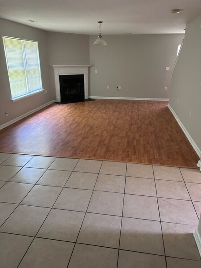 Building Photo - Stunning 4 Bedroom Home in Coulwood East Community