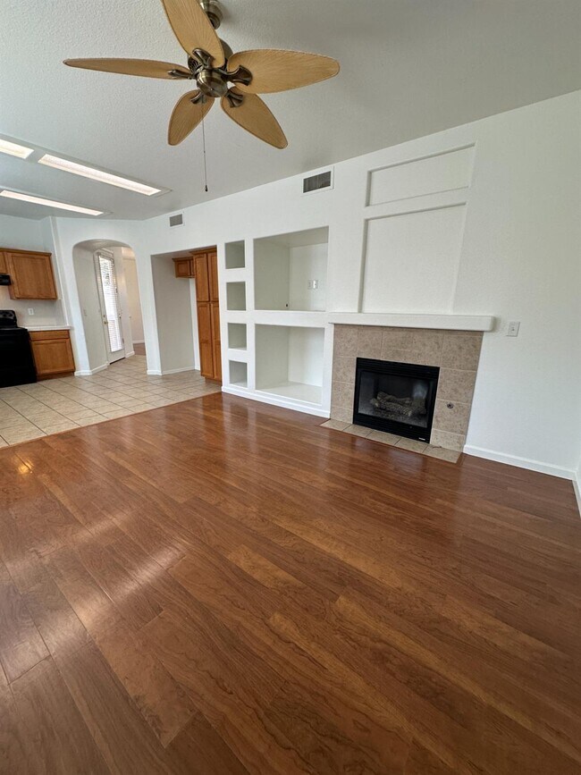 Building Photo - 636 W Venice Ln