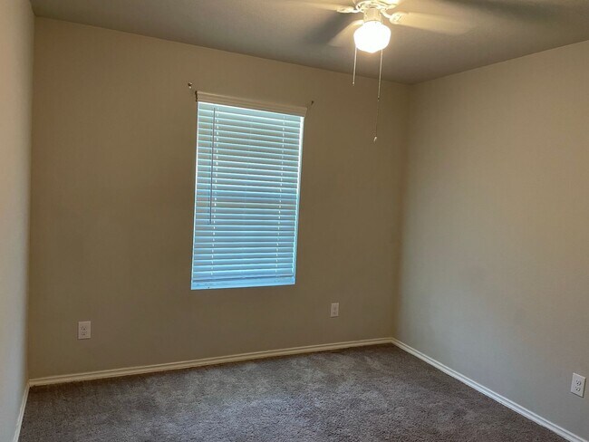 Building Photo - AVAILABLE IN BULVERDE!  In Hidden Trails S...
