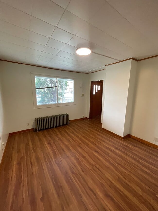 Building Photo - Renovated 3 bed 1 bath with River views fr...