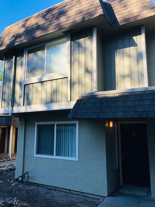 Building Photo - Great looking condo in a nice and clean co...