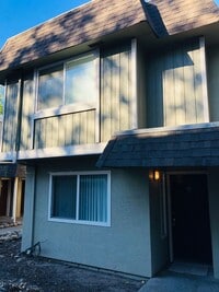 Building Photo - Great looking condo in a nice and clean complex