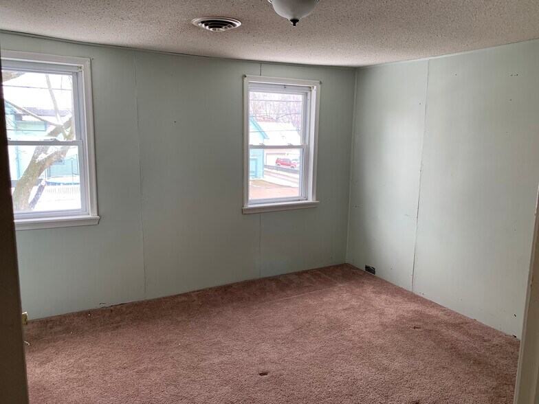 Back Bedroom - 301 E Pottawatamie St