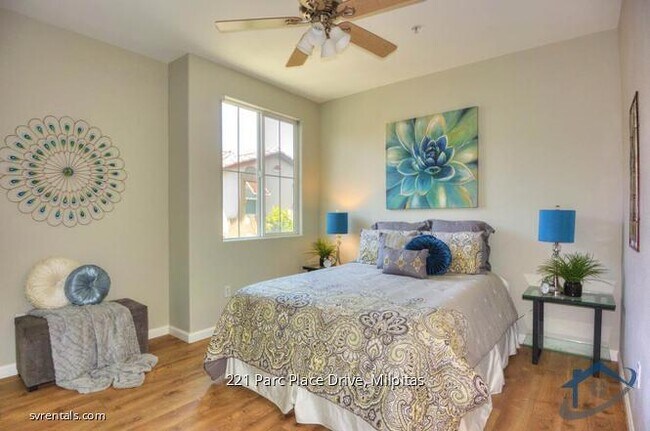 Building Photo - 221 Parc Pl Dr