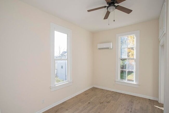 Building Photo - $400 Off First Month! LOCATION! Charming 1/1 Bed Bath Downtown!