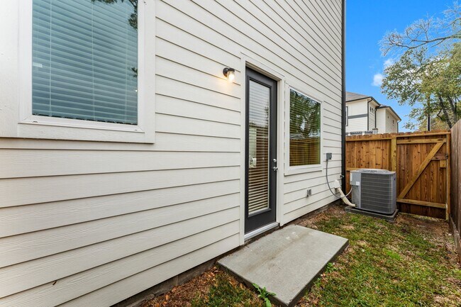 Building Photo - 5905 Haring Ln