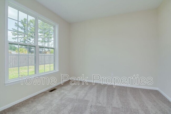 Building Photo - 1111 Hunters Cove