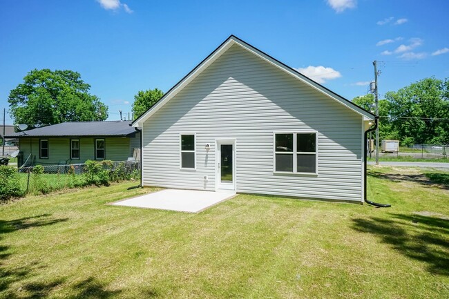 Building Photo - Three Bedroom Home!