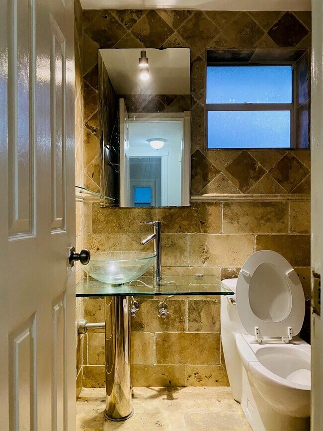 Building Photo - 1301 N 12th Ct