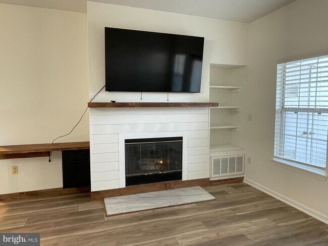 Building Photo - 1708 Lake Shore Crest Dr