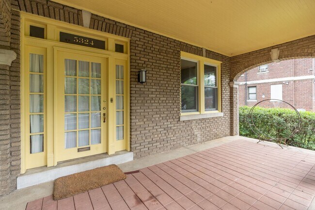 Building Photo - Charming Townhome | 5 Bed | 3.5 Bath | 2,400 Sf | Covered Front Porch & Large Fenced-In Backyard ...