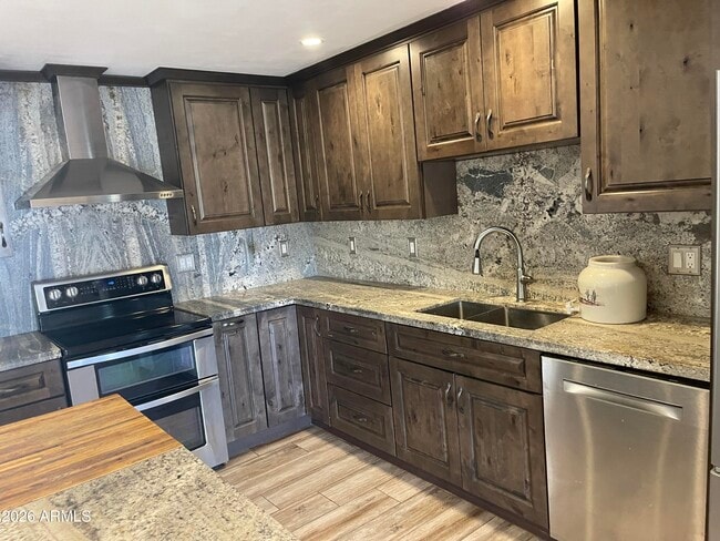 Building Photo - 3511 E Greenway Ln