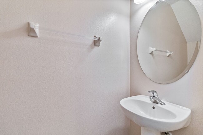 Building Photo - MOVE IN SPECIAL-Beautiful 2/2.5 Townhome W...