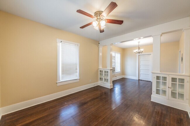 Building Photo - QUAINT 2/1 HOUSE AVAILABLE IN NOW!