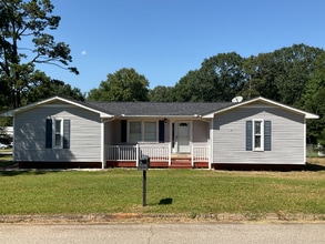 Building Photo - 220 Larchwood Dr