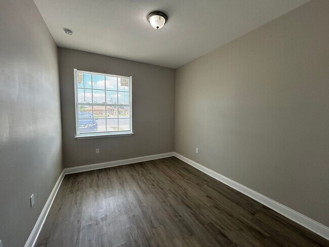 Building Photo - Renovated 3 Bedroom, 2 Bath Duplex Home in...