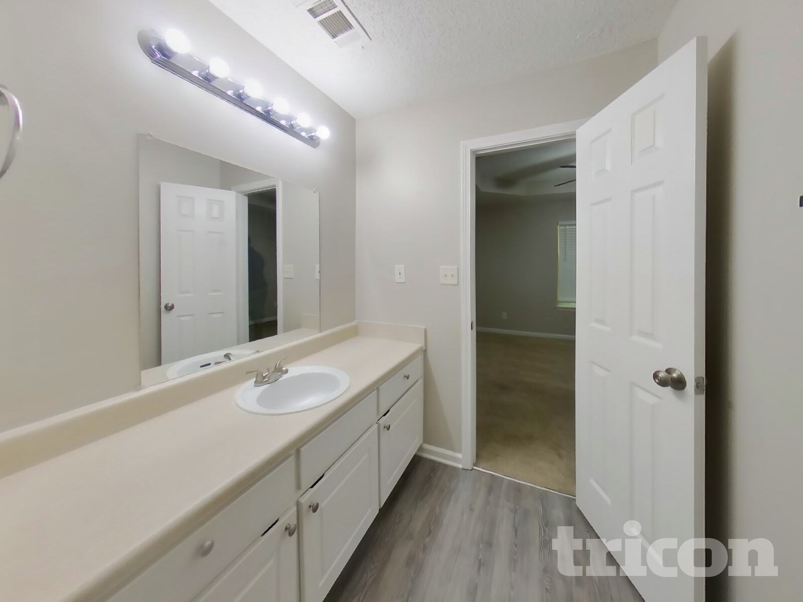 Building Photo - 2024 Meadow Glen Cir