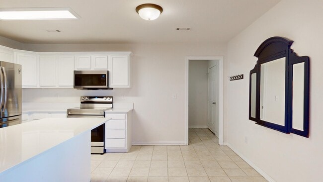 Building Photo - 691 N Meadowlands Dr