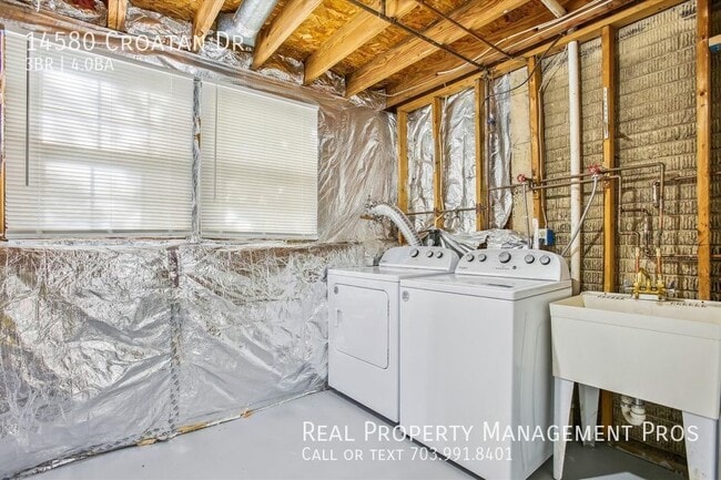 Building Photo - Terrific 3 Level End Unit Townhome For Ren...